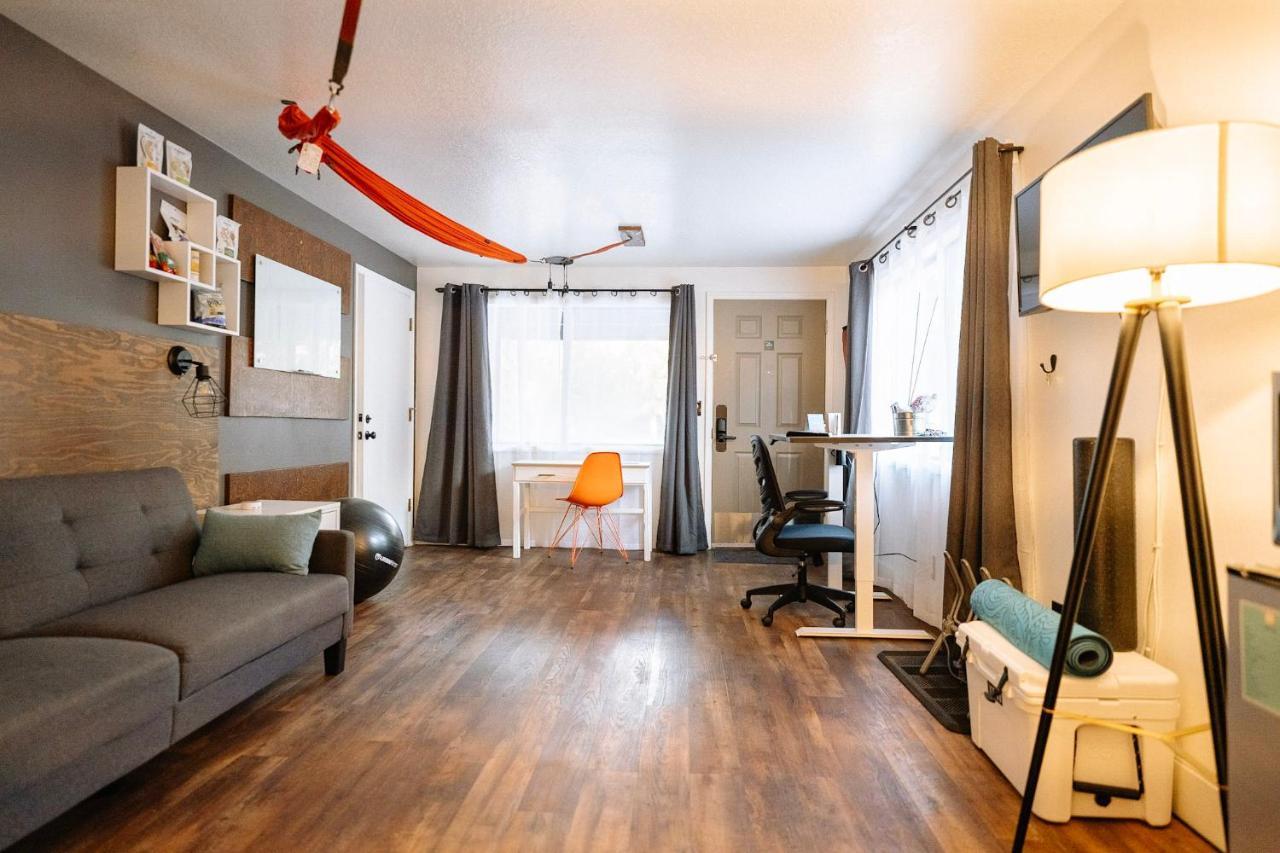 Loge Bend Hotel Buitenkant foto