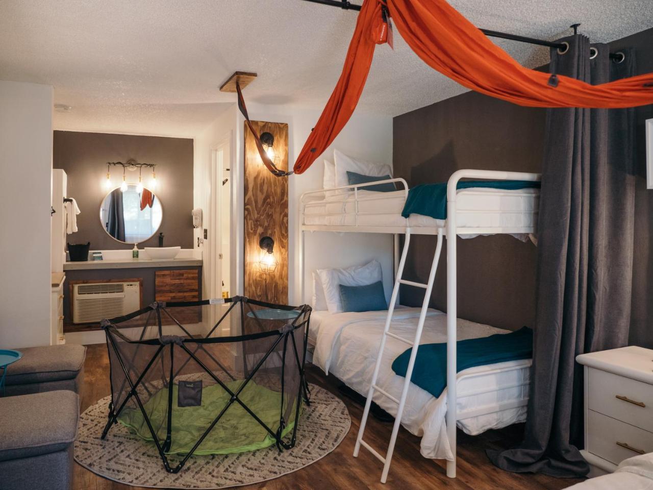 Loge Bend Hotel Buitenkant foto
