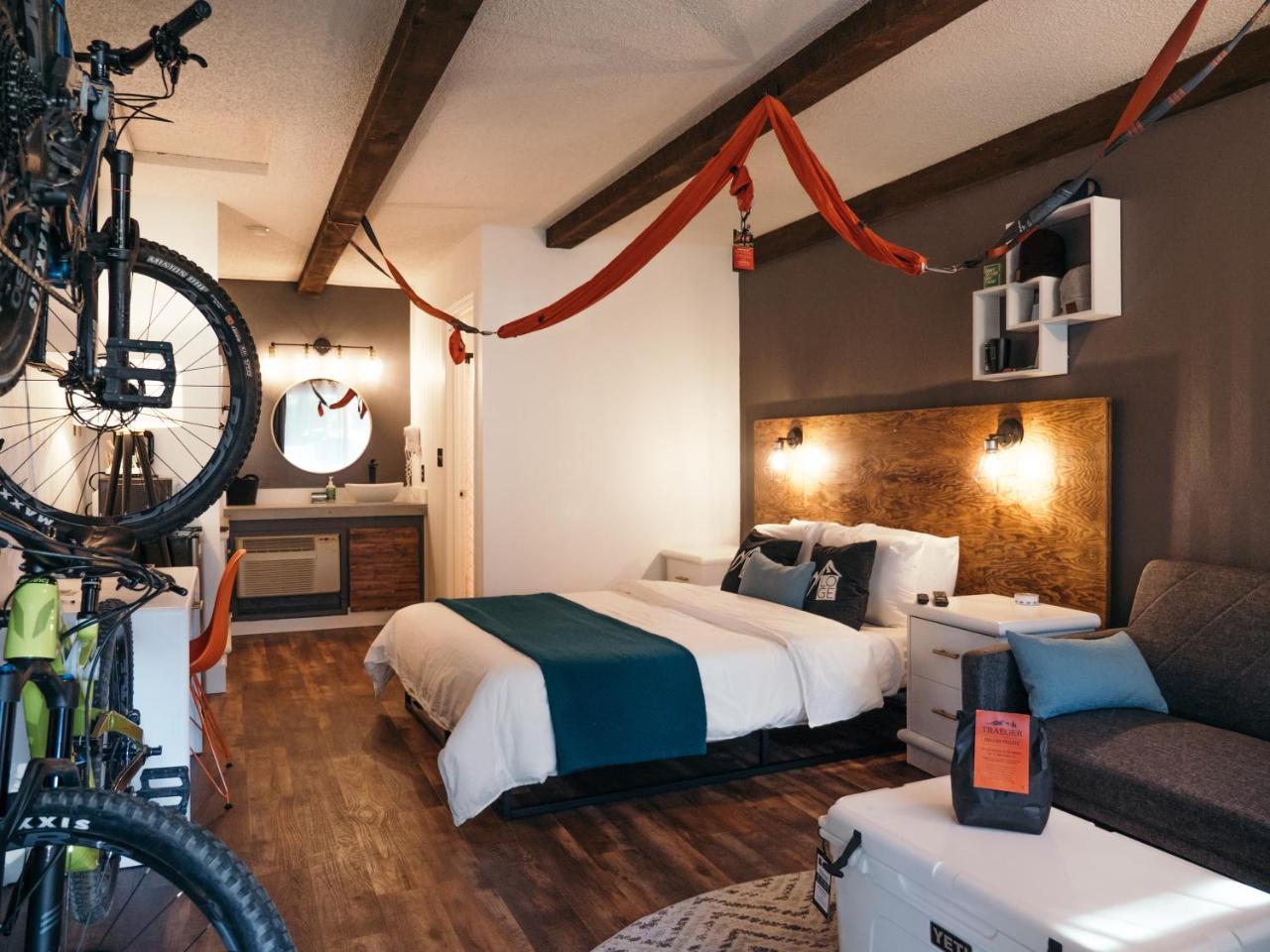Loge Bend Hotel Buitenkant foto